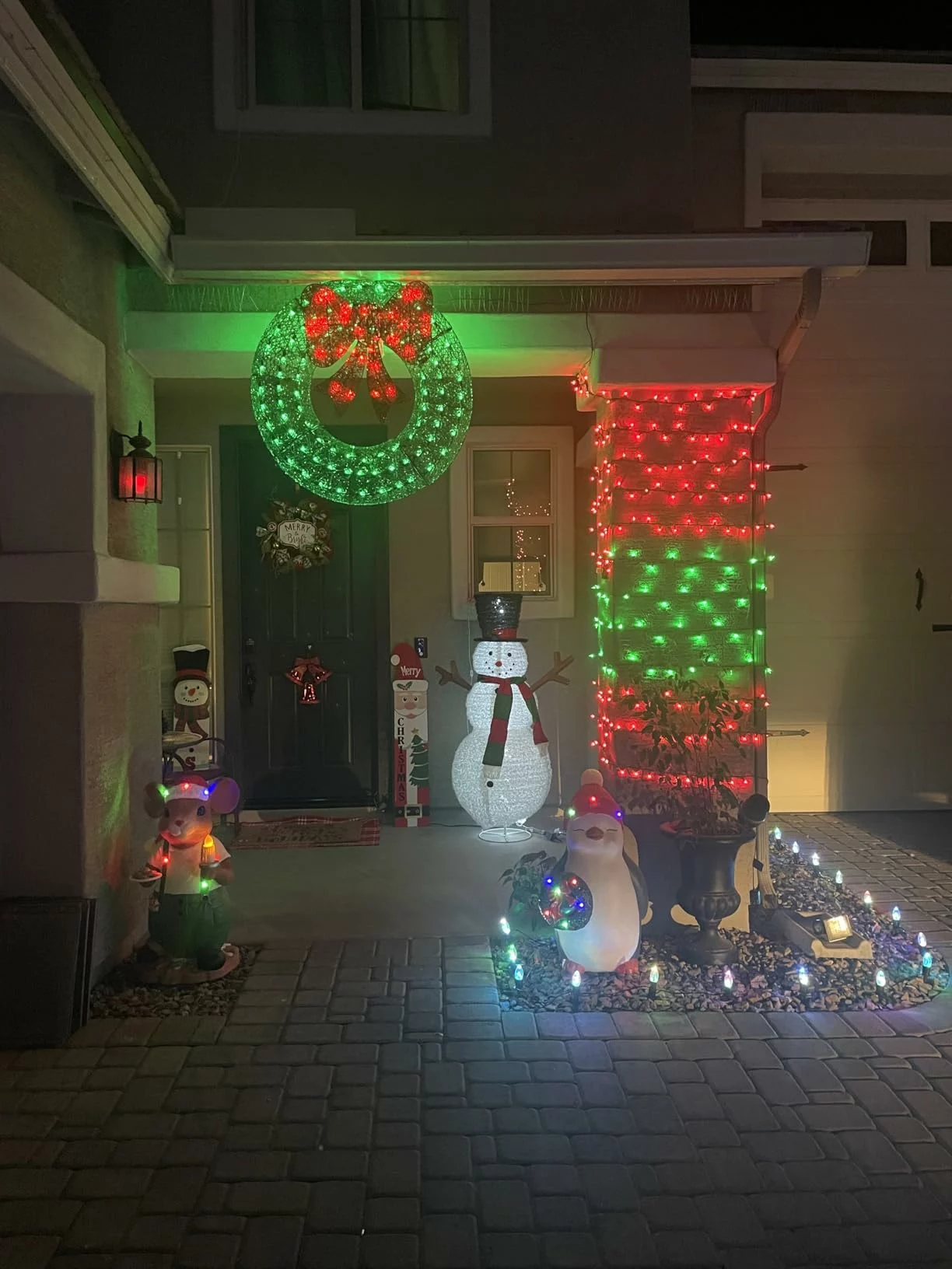 LuxenHome 1.6-Ft Round Lighted Wreath with Red Bow – Holiday Decoration with Timer photo review