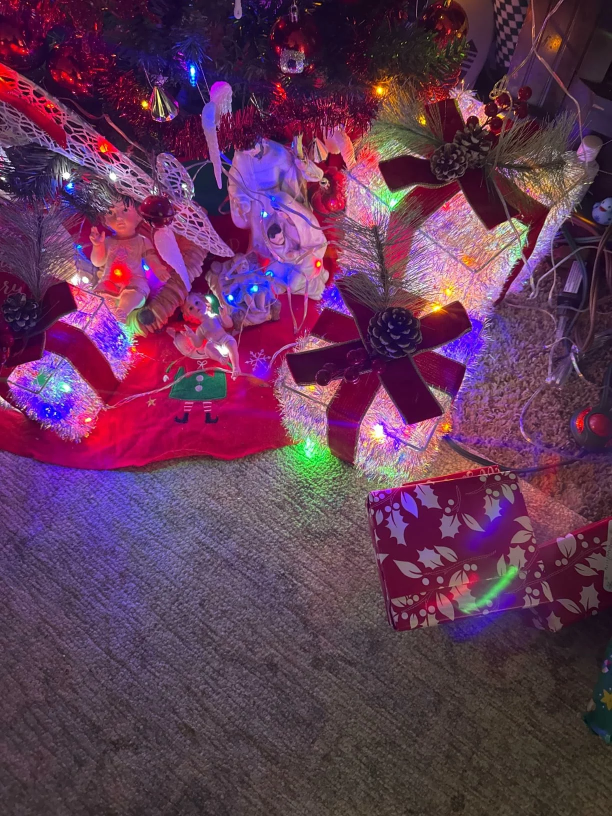 LuxenHome 3-Pc Lighted Snowflake Gift Box Set – White Fabric Holiday Décor with Gold Ribbon photo review