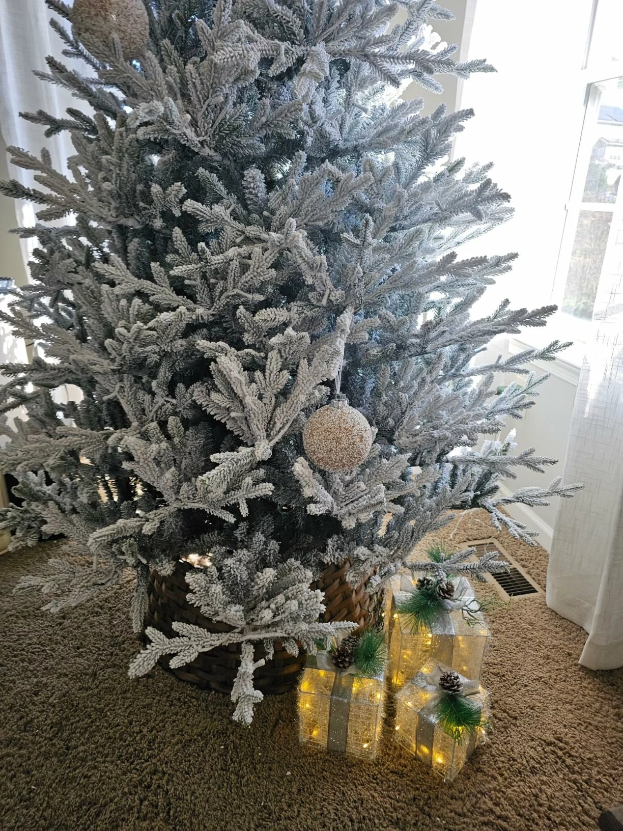 LuxenHome 3-Piece Frosted Faux Branch Gift Box Set – Lighted Holiday Decorations photo review