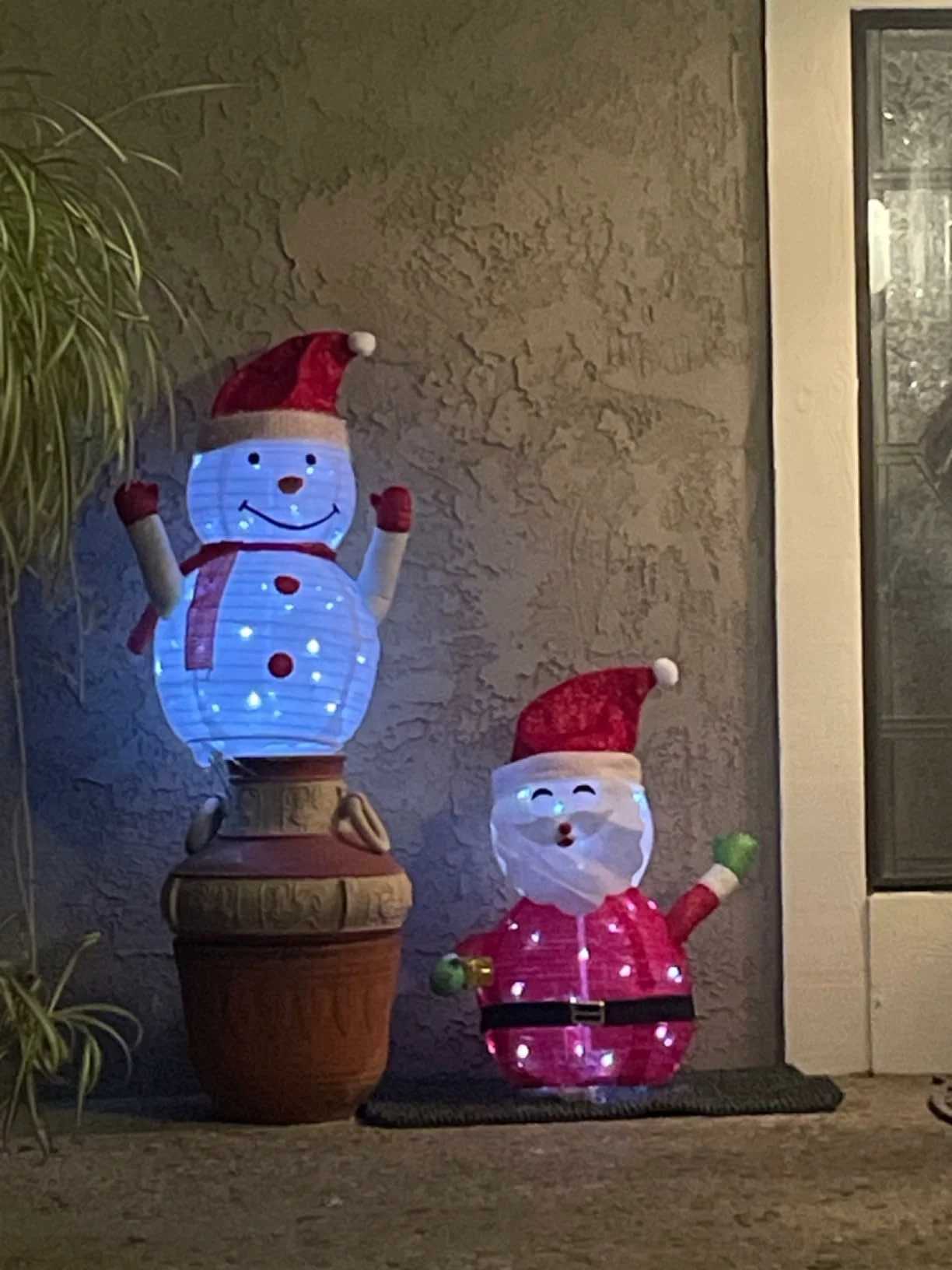 LuxenHome Santa Claus Lighted Globe – 29.9 in Holiday Decoration for Indoor & Outdoor Use photo review