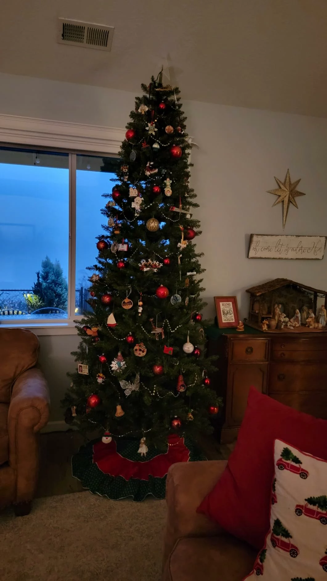 Puleo International 5ft Carson Pine Christmas Tree – Lifelike Foliage with Durable Stand photo review