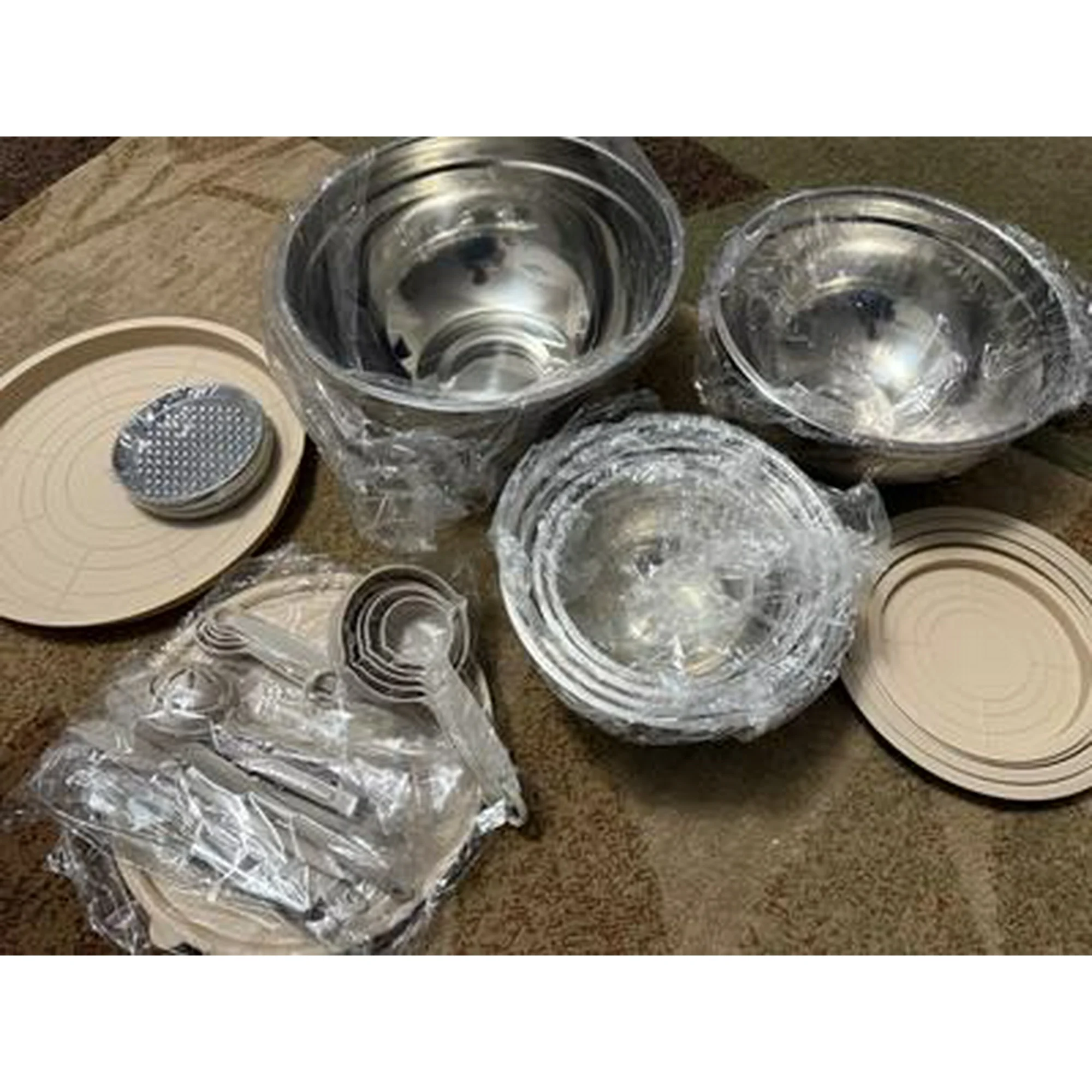 Click to view full screen 26PCS Mixing Bowls Set, Stainless Steel with Airtight Lids, Non-Slip Bottoms, 3 Grater Attachments & Kitchen Tools Black photo review