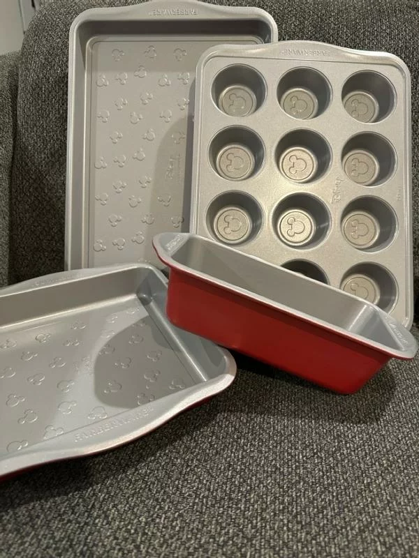 Bake with Mickey Mouse 4-Piece Nonstick Bakeware Set – Fun, Durable Baking Pans for Family Kitchens photo review