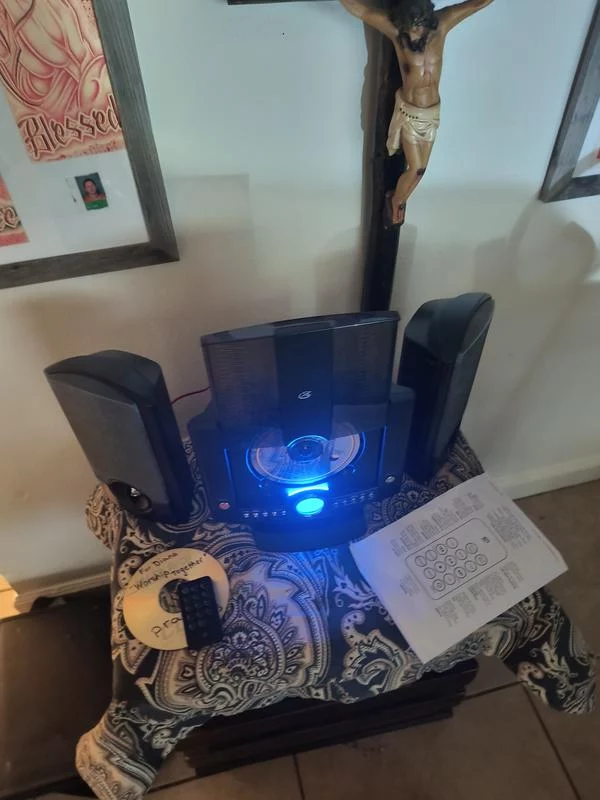 CD Player & AM/FM Radio Home Music System - Tabletop Audio System with Digital Clock and Auxiliary Input - Ideal for Bedroom, Kitchen or Office photo review