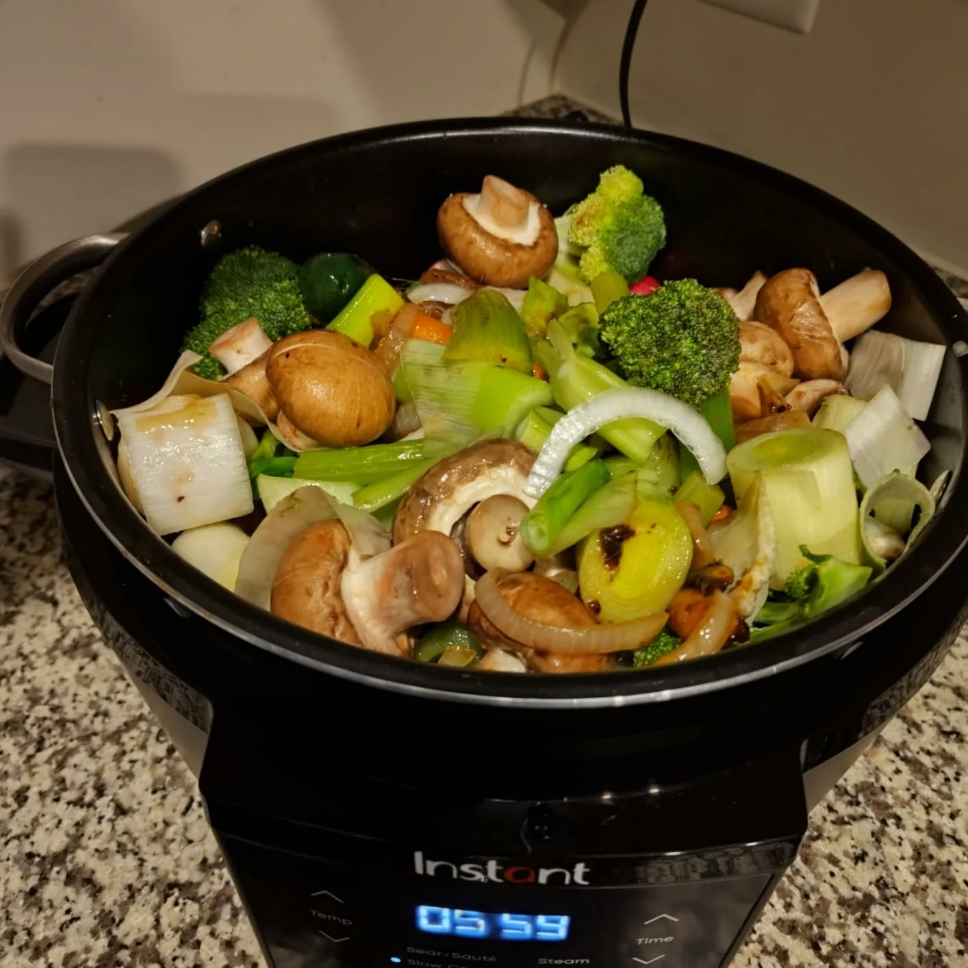 Click to view full screen Multifunctional Slow Cooker – Programmable Electric Cooker with Bonus Accessories photo review